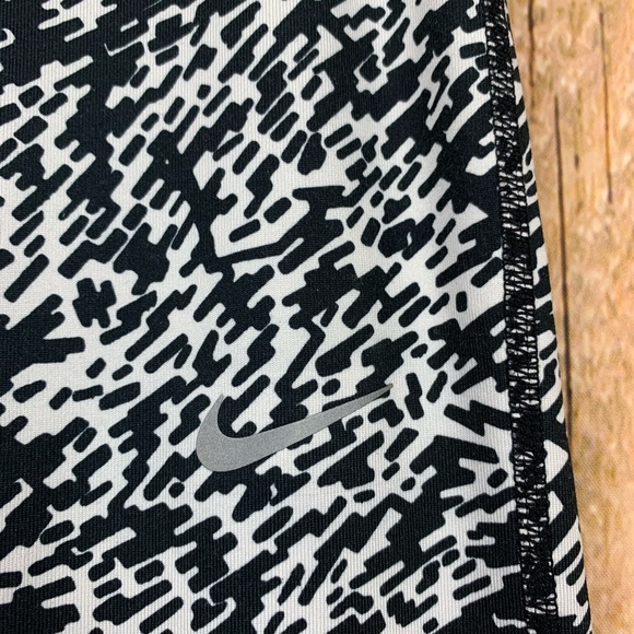 Nike Essential Tight Fit Capri Leggings xs - Picture 4 of 9